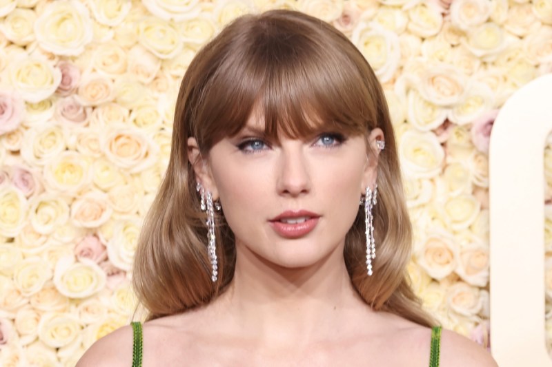 Fans Think Taylor Swift FaceTimed Travis Kelce at Golden Globes