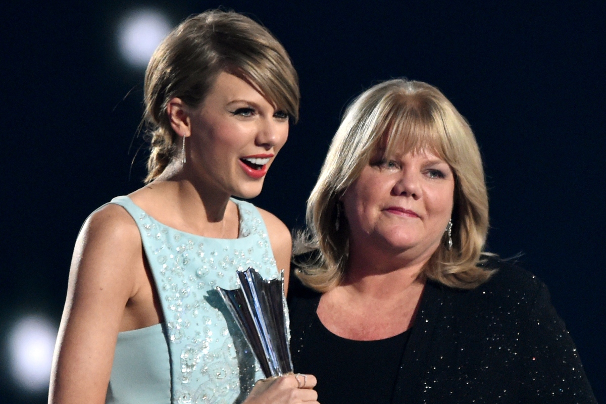 taylor-swift-accidentally-goes-clubbing-with-parents-after-super-bowl-in-hilarious-video