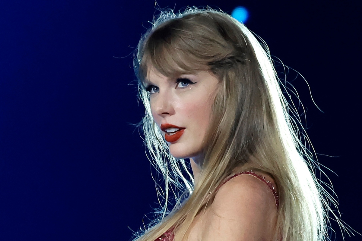 taylor-swift-dubbed-queen-of-kansas-city-in-wild-chiefs-championship-parade-videos