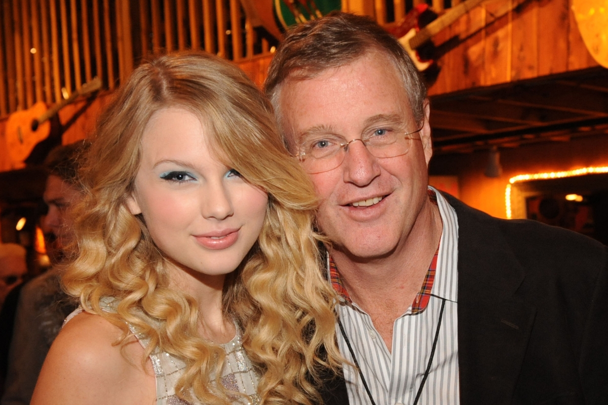 taylor-swifts-father-under-investigation-for-allegedly-attacking-paparazzi