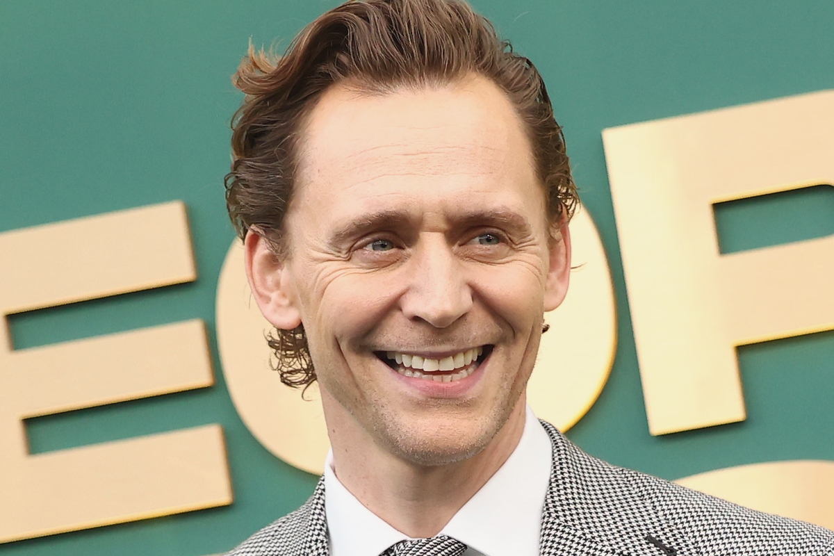 tom-hiddleston-praised-as-taylor-swifts-best-ex-after-1989-joke-at-peoples-choice-awards