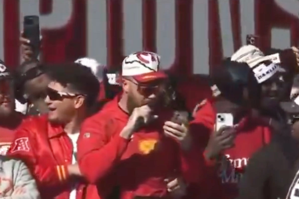 travis-kelce-belts-out-garth-brooks-while-absolutely-smashed-at-chiefs-parade