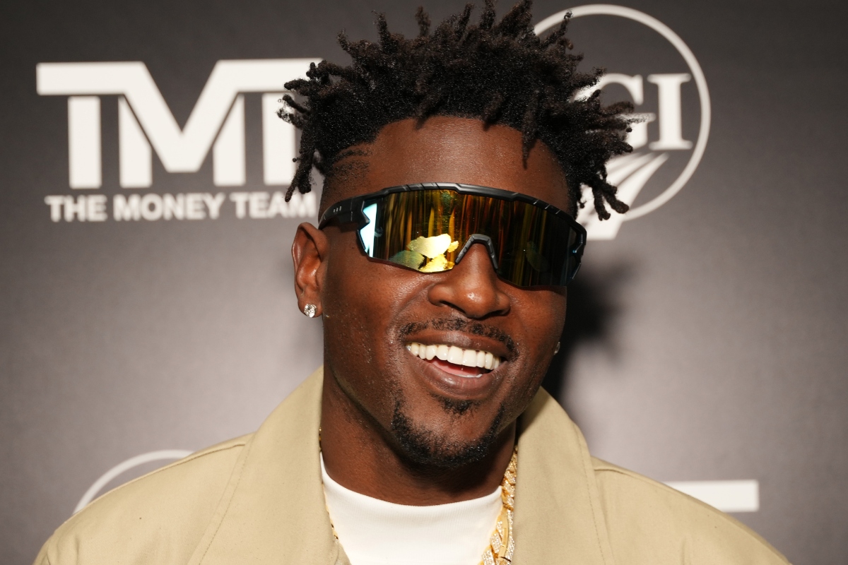 antonio-brown-leaves-internet-cringing-with-weird-picture-of-him-kissing-taylor-swift