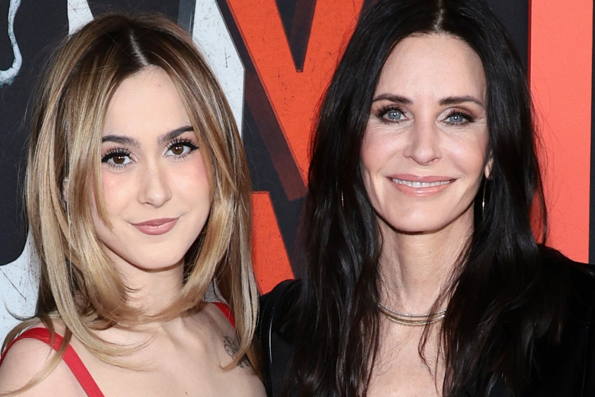 courteney-cox-daughter-coco-appear-to-have-heated-discussion-in-london-airport