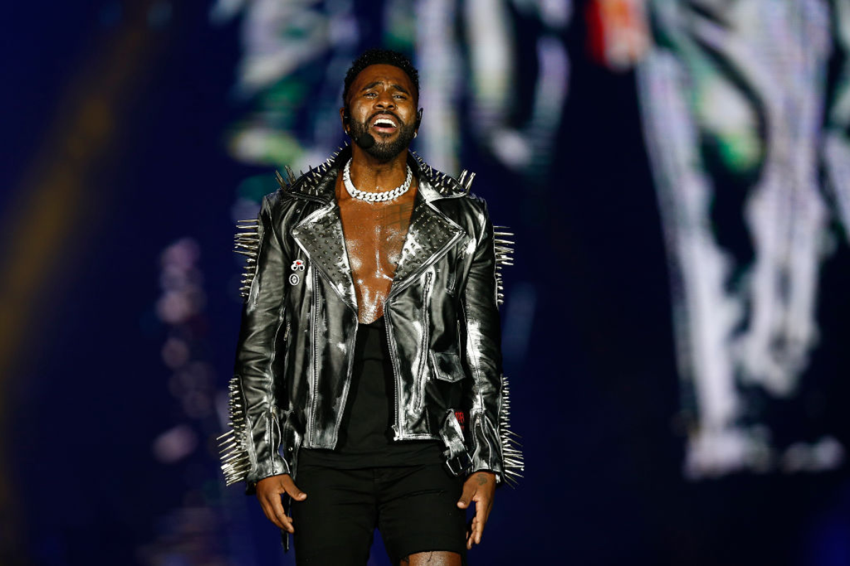 jason-derulo-booed-by-fans-after-pausing-live-show-to-use-the-restroom