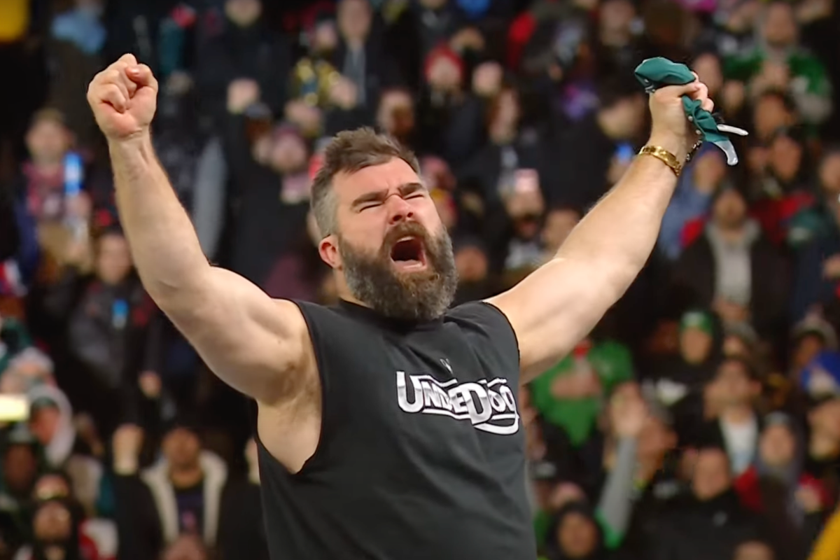 jason-kelce-gets-involved-in-rey-mysterio-match-in-surprise-appearance-at-wrestlemania-40