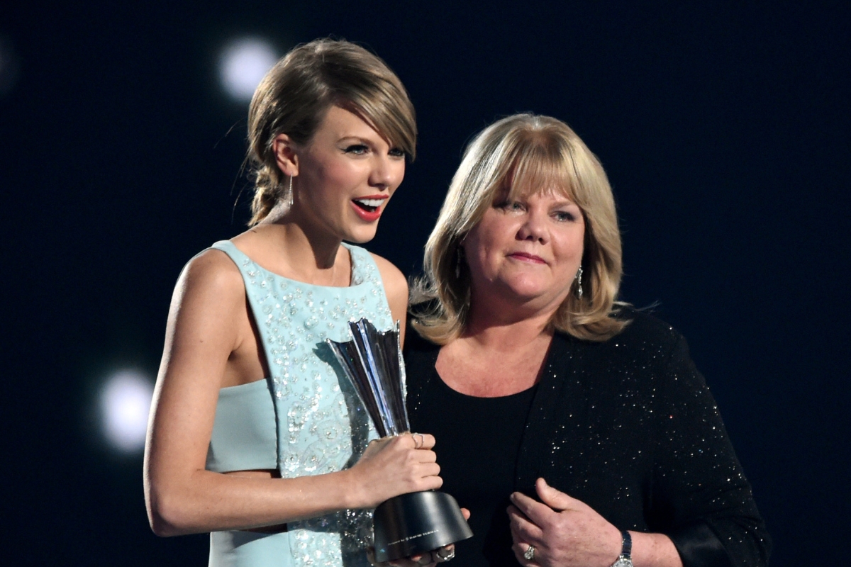 taylor-swifts-mom-was-originally-against-her-now-signature-bold-red-lipstick
