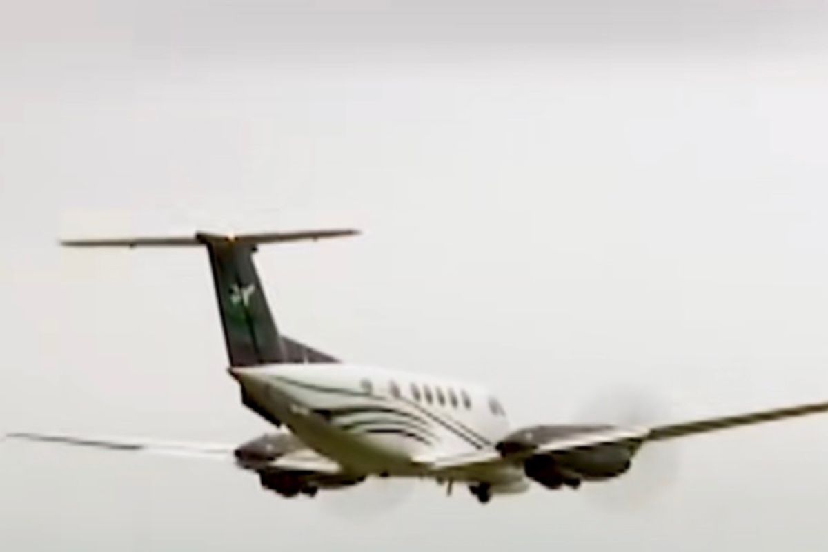 plane-makes-emergency-landing-without-landing-gear-in-shocking-video