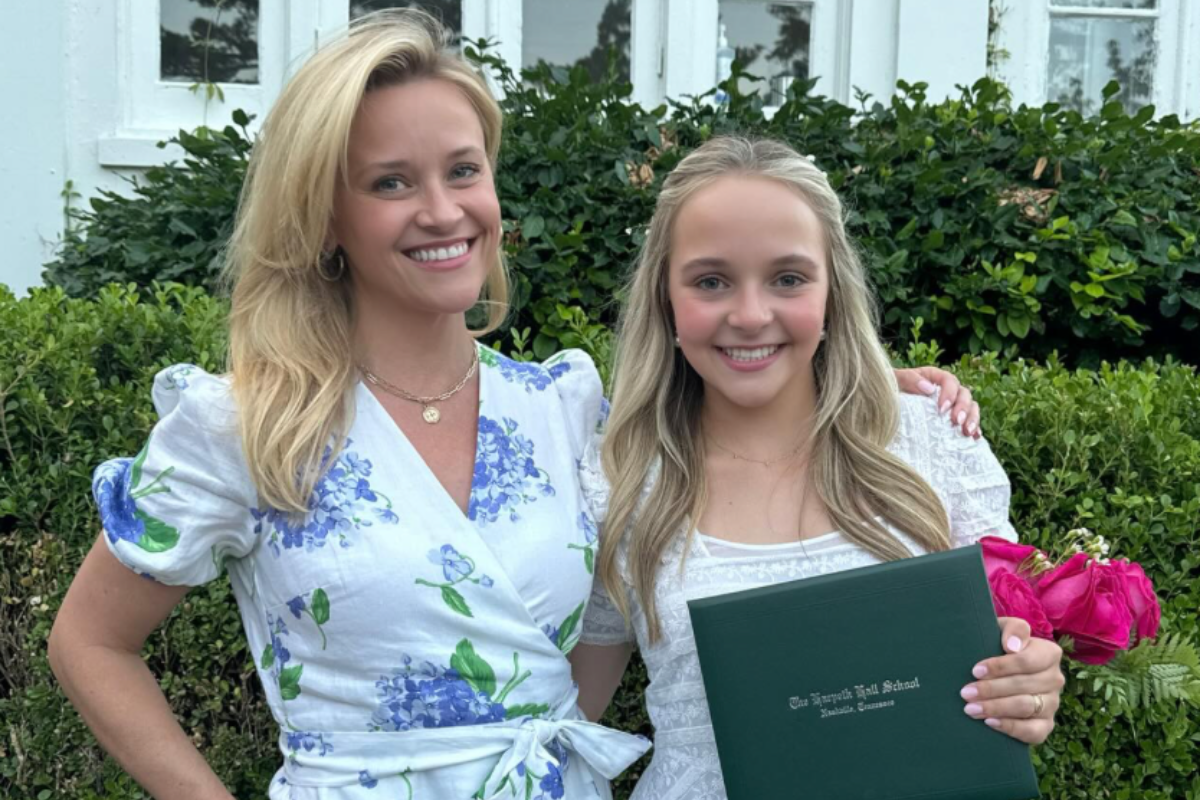 reese-witherspoon-sheds-tears-of-joy-at-lookalike-nieces-high-school-graduation