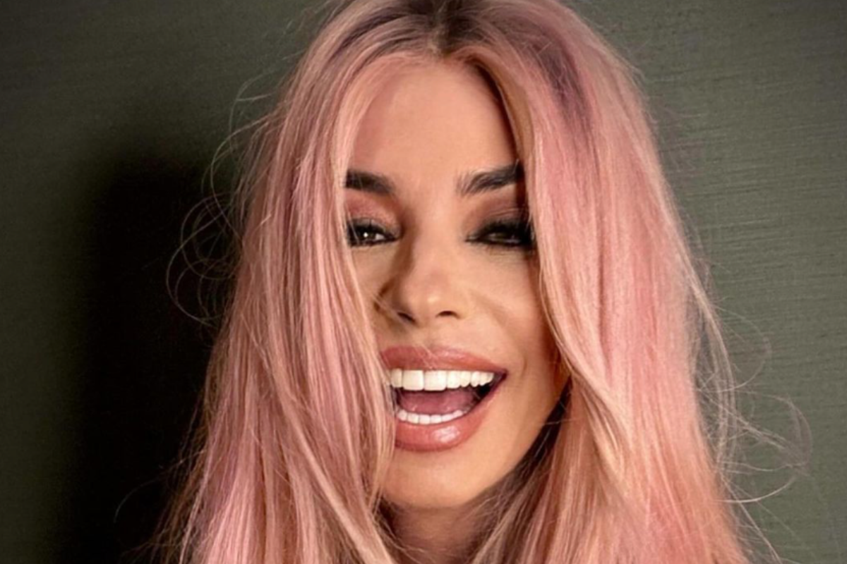 shania-twain-shocks-internet-with-wild-new-pink-hair-look