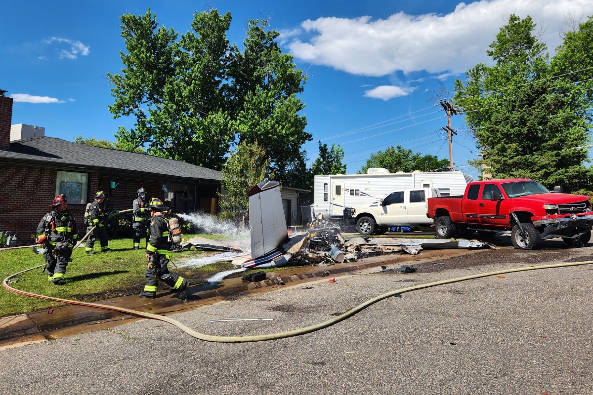 2-adults-2-children-injured-after-plane-crashes-into-colorado-homes-front-yard