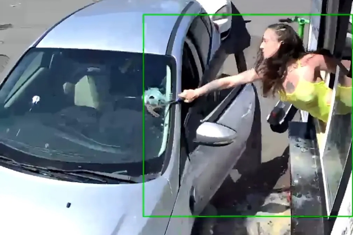 barista-in-bikini-smashes-customers-windshield-with-hammer-after-he-throws-coffee-at-her