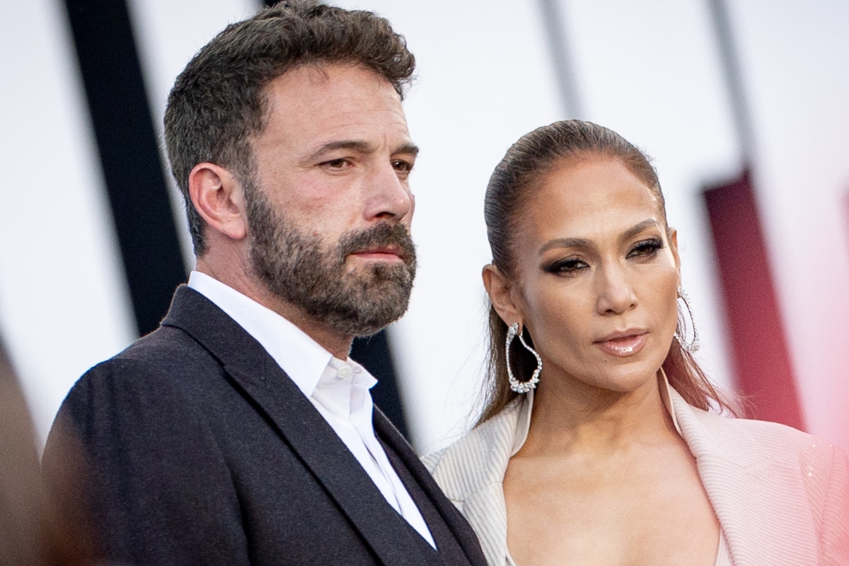 ben-affleck-jennifer-lopez-appear-tense-as-they-hold-hands-in-public-amid-divorce-rumors