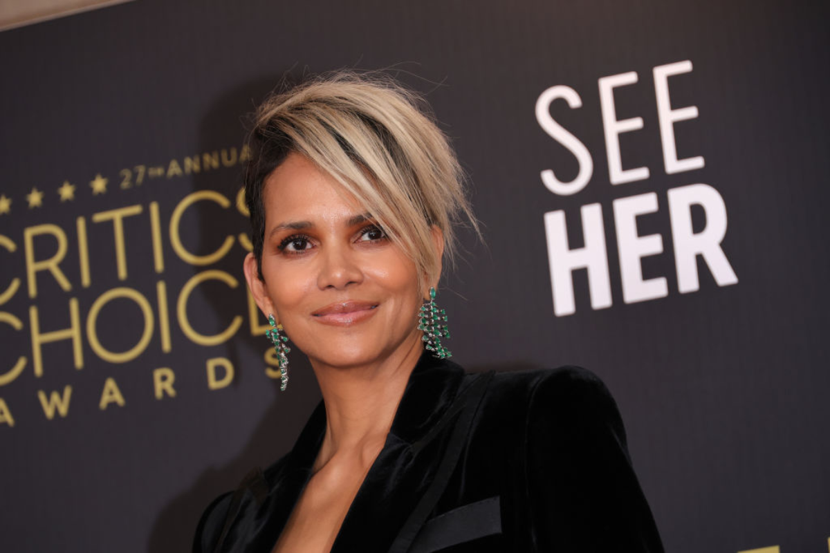 halle-berry-has-marilyn-monroe-moment-in-stunning-dress