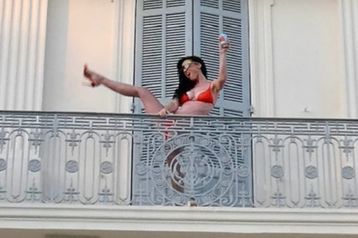 katy-perry-shows-off-high-kick-on-hotel-balcony-in-bright-orange-bikini-and-heels
