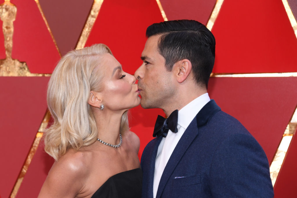 kelly-ripa-roasts-freaky-husband-mark-consuelos-for-making-out-with-his-eyes-open