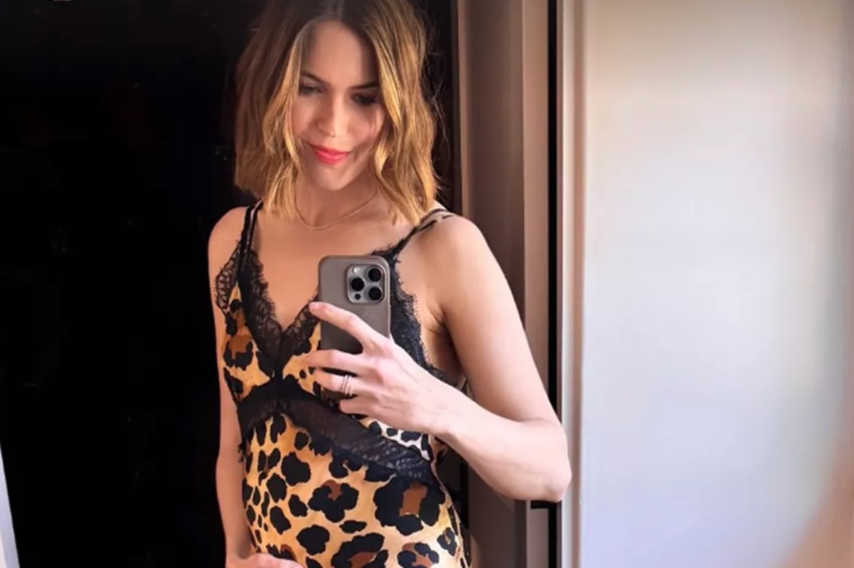 mandy-moore-shares-snap-of-baby-bump-after-announcing-third-pregnancy