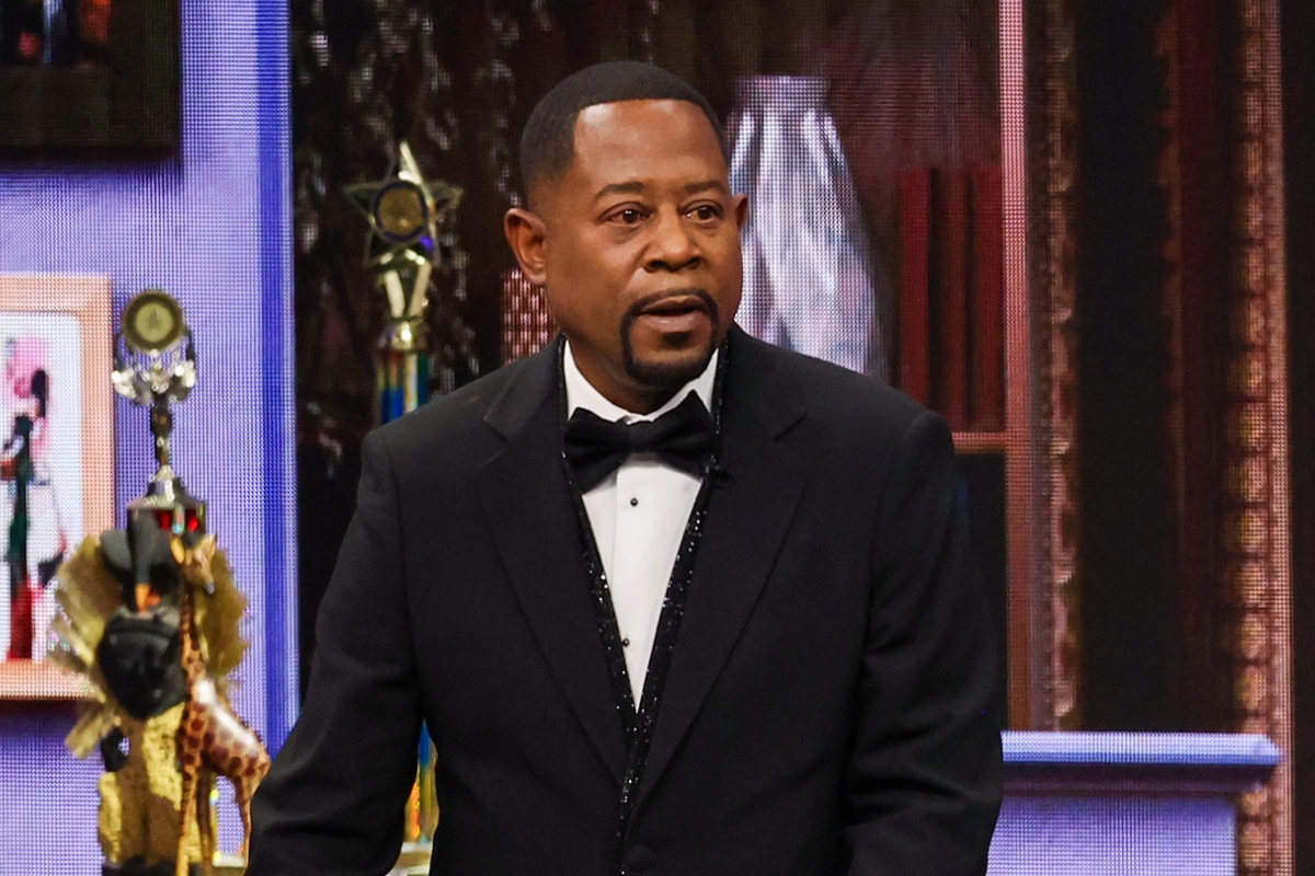 martin-lawrence-sparks-concern-after-will-smith-seemingly-helps-him-walk-onstage-in-viral-video