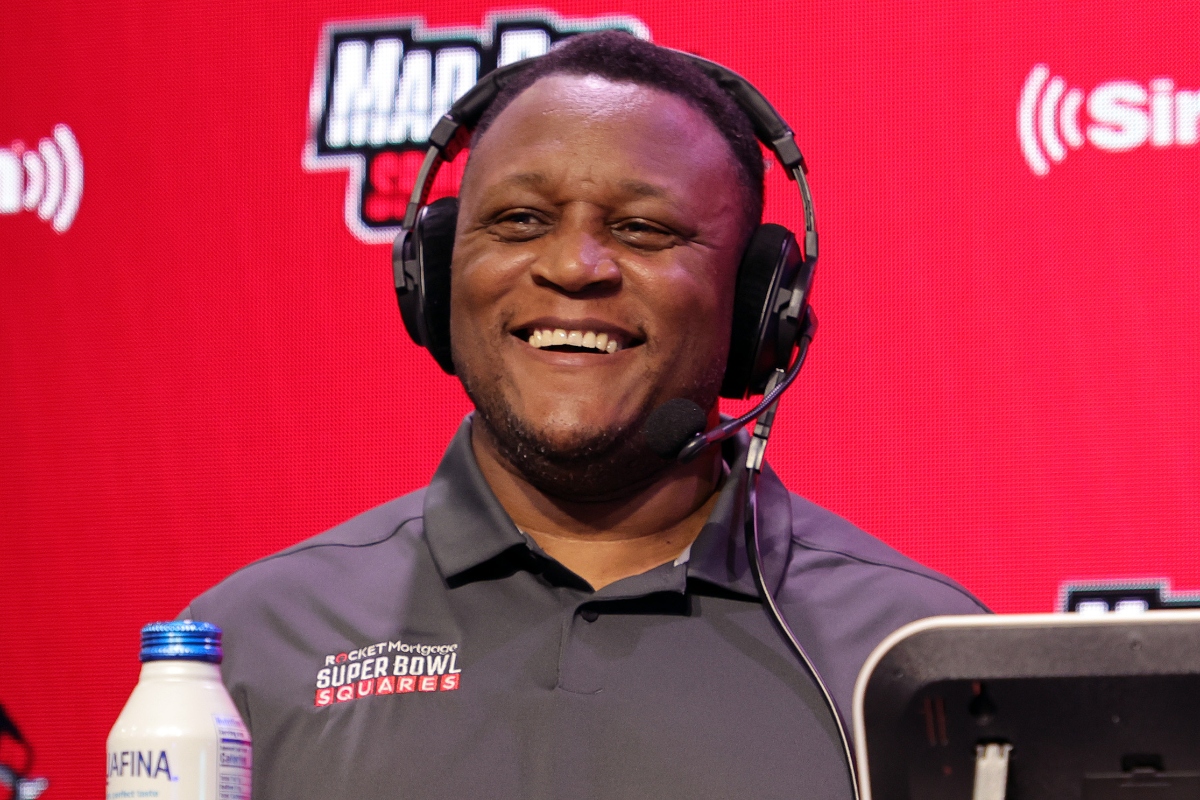 nfl-legend-barry-sanders-suffers-heart-related-medical-scare