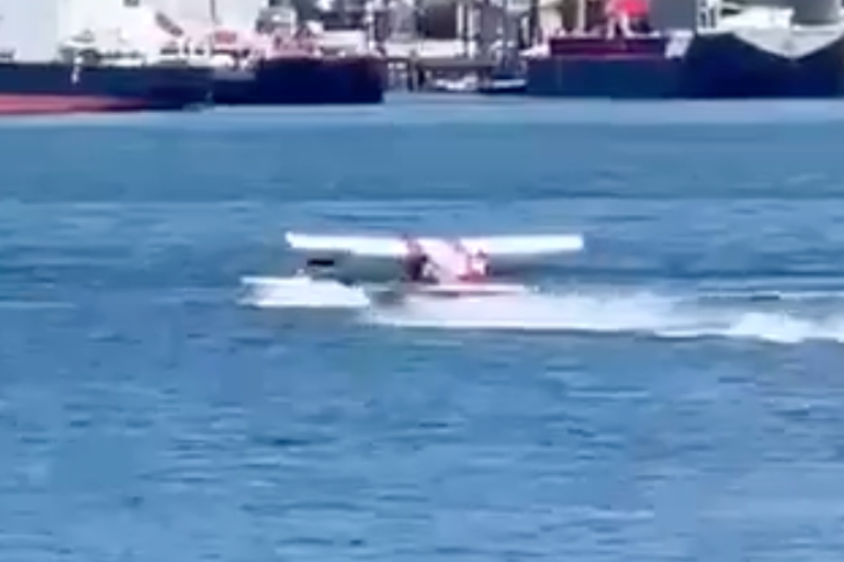 plane-collides-with-boat-in-vancouver-harbour-in-shocking-video-several-people-injured
