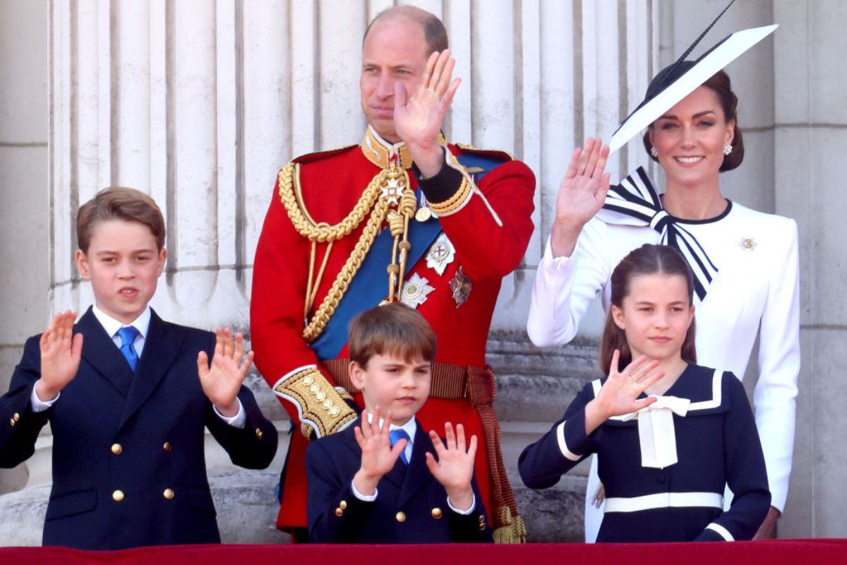 prince-george-corrects-little-brother-prince-louis-on-buckingham-palace-balcony-in-sweet-moment