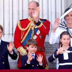 prince-george-corrects-little-brother-prince-louis-on-buckingham-palace-balcony-in-sweet-moment