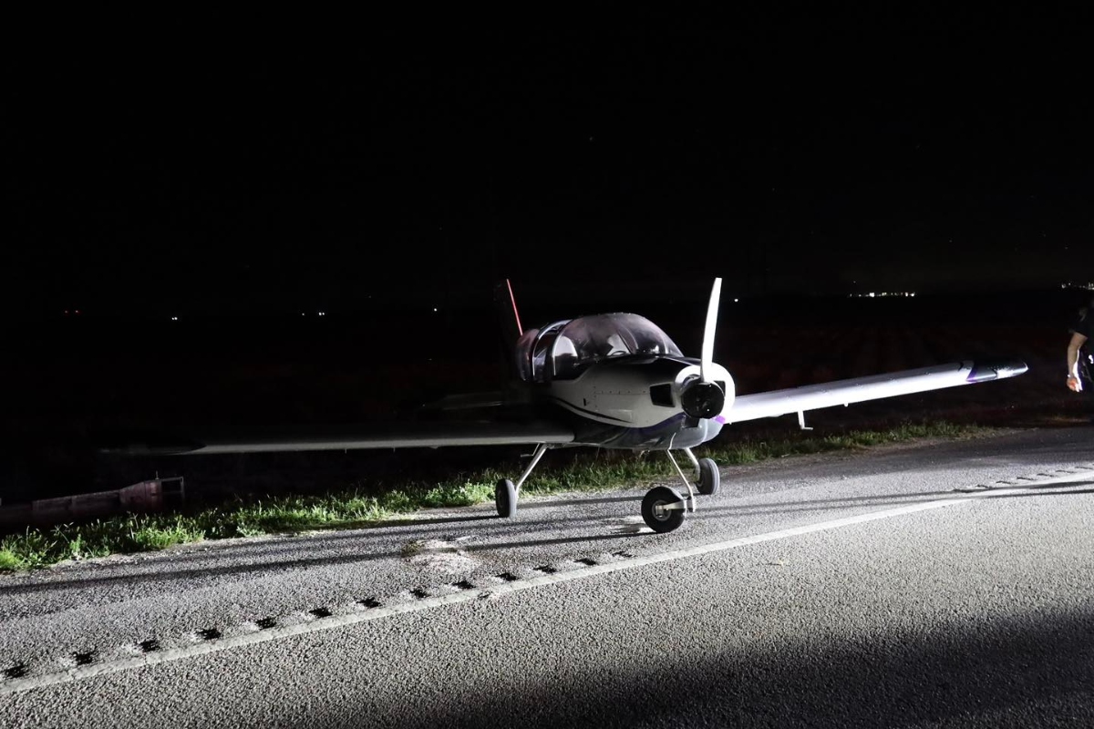 small-plane-makes-emergency-landing-on-busy-florida-road