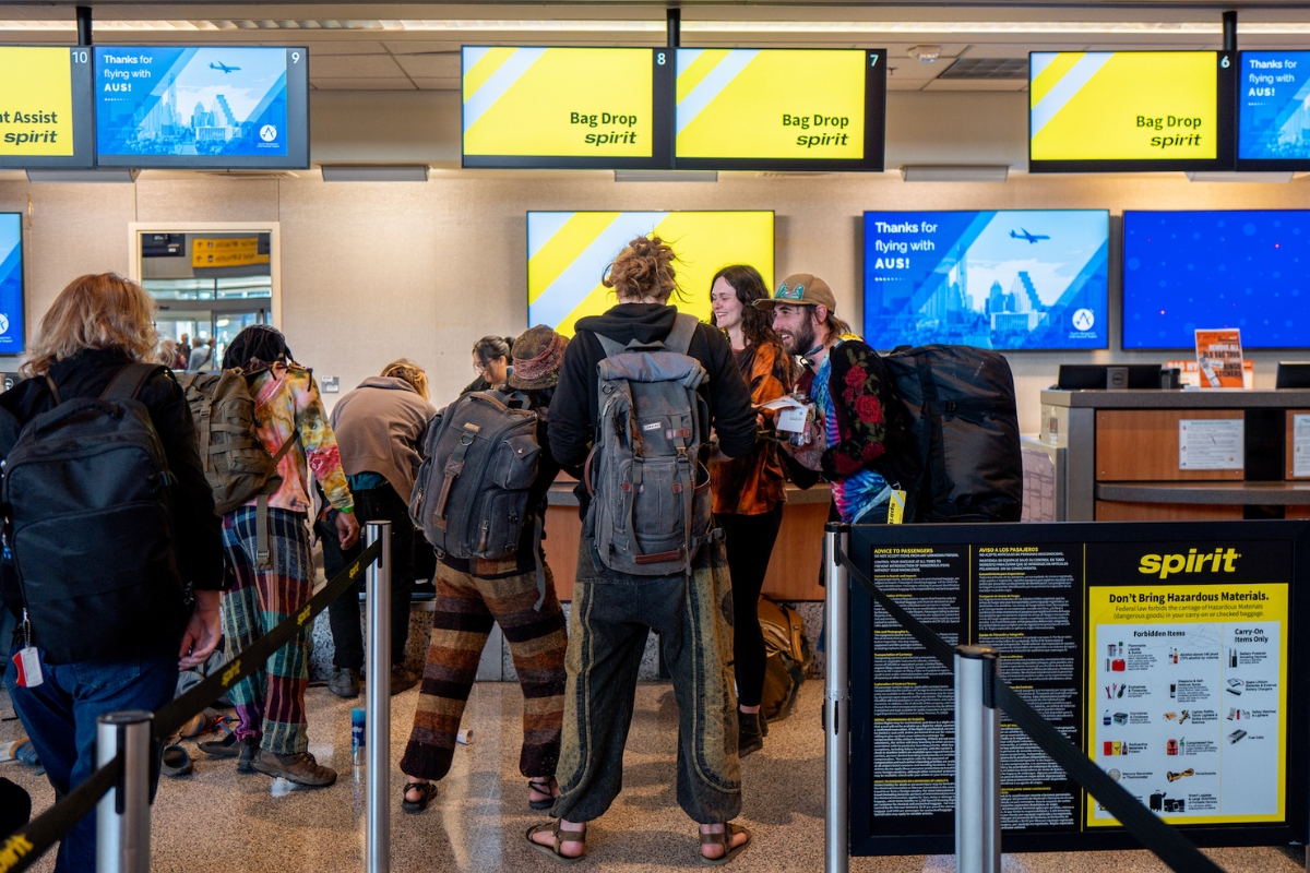 spirit-airlines-workers-caught-in-all-out-brawl-at-check-in-desk-in-crazy-video
