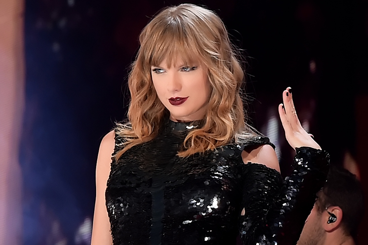 taylor-swift-praises-fans-as-champions-and-heroes-for-wildly-dancing-in-the-rain-at-french-show