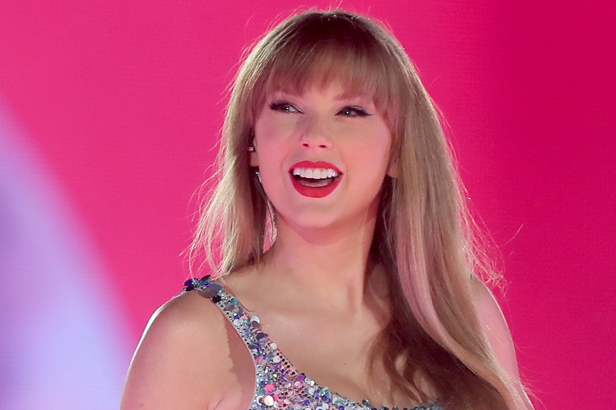 Taylor Swift Puts Out Fire in NYC Apartment Kitchen in Wild Video