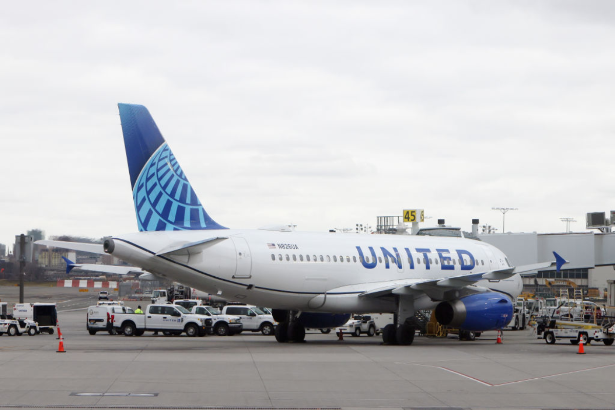 united-airlines-plane-undergoes-deep-cleaning-after-several-passengers-report-feeling-sick-after-flight