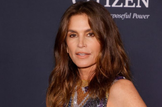 58-year-old-cindy-crawford-rocks-same-leather-jacket-she-wore-at-age-20
