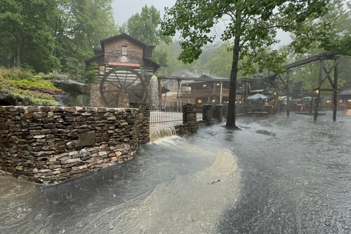 dollywood-guests-trapped-at-park-following-severe-flash-flooding