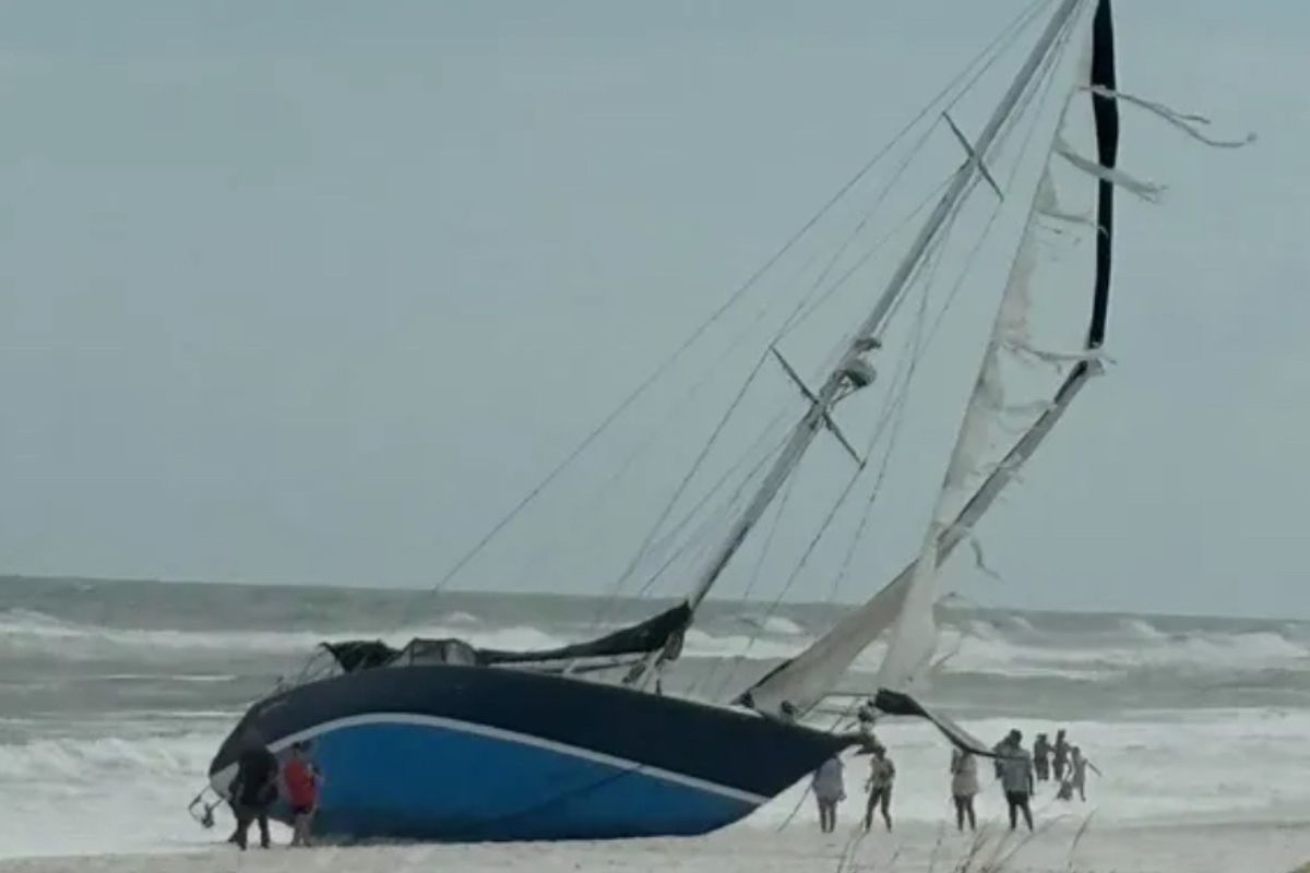 ghost-ship-abandoned-at-sea-washes-up-on-florida-beach-one-week-later