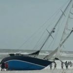 ghost-ship-abandoned-at-sea-washes-up-on-florida-beach-one-week-later