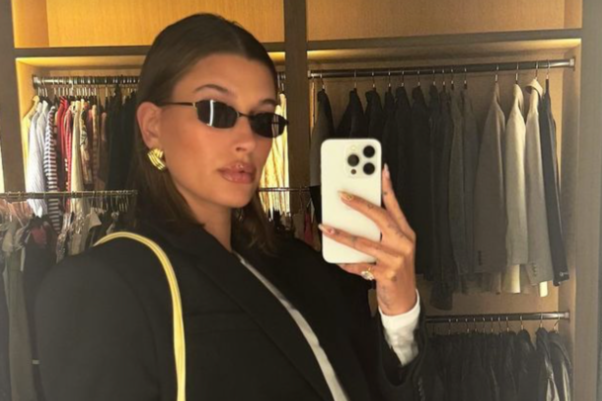 pregnant-hailey-bieber-shows-off-growing-baby-bump-on-solo-shopping-trip