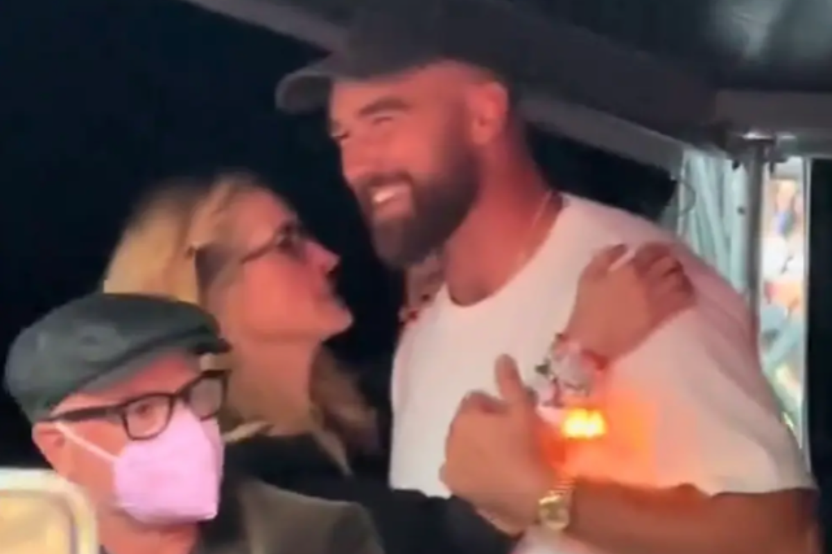 taylor-swift-fans-slam-julia-roberts-for-getting-handsy-with-travis-kelce