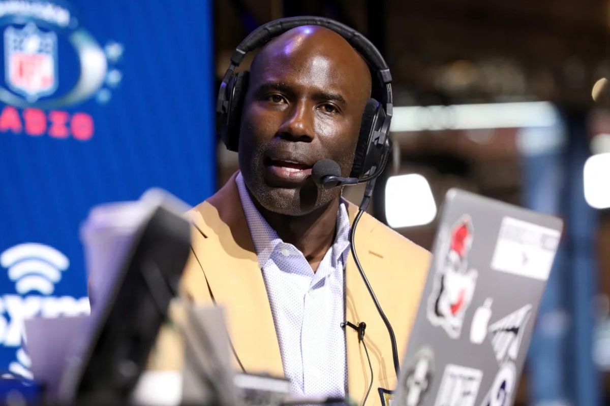 terrell-davis-shown-being-escorted-off-plane-by-fbi-agents-in-new-video