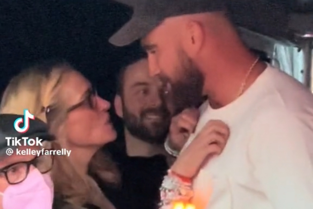 travis-kelce-breaks-silence-on-gross-interaction-with-julia-roberts-at-eras-tour