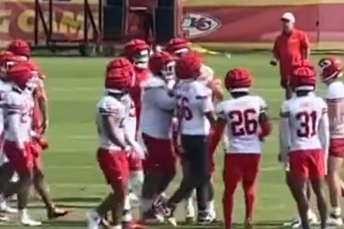 travis-kelce-filmed-shoving-teammate-in-chiefs-training-camp-beef