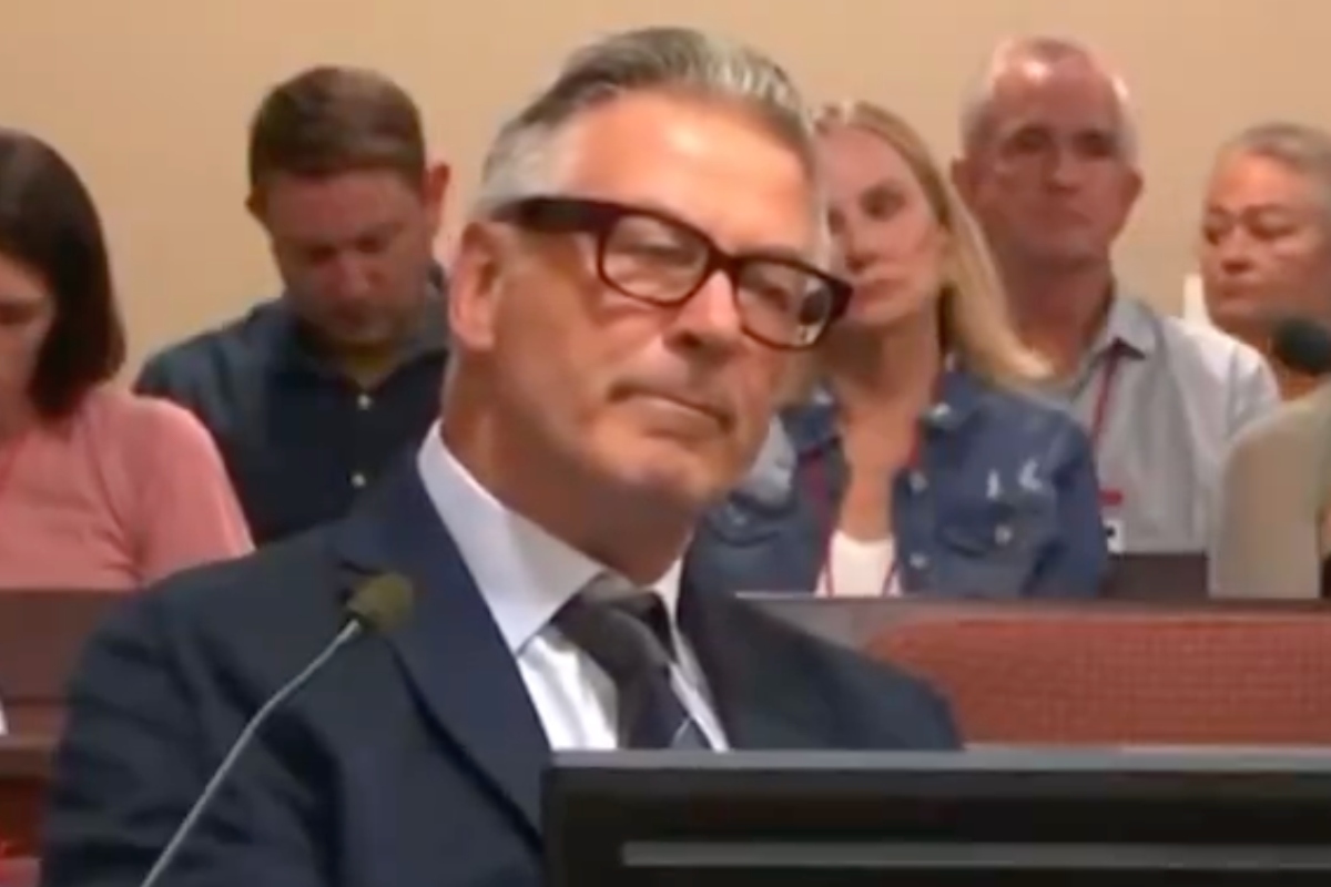 watch-alec-baldwin-walks-out-of-court-room-during-rust-trial-twitter-is-beyond-ticked