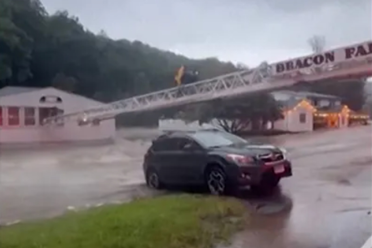 2-dead-in-severe-flooding-in-connecticut-over-100-rescued-in-dramatic-video