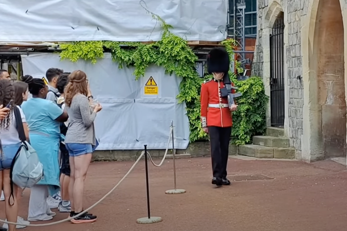 buckingham-palace-guard-takes-massive-fall-in-hilariously-embarrassing-video