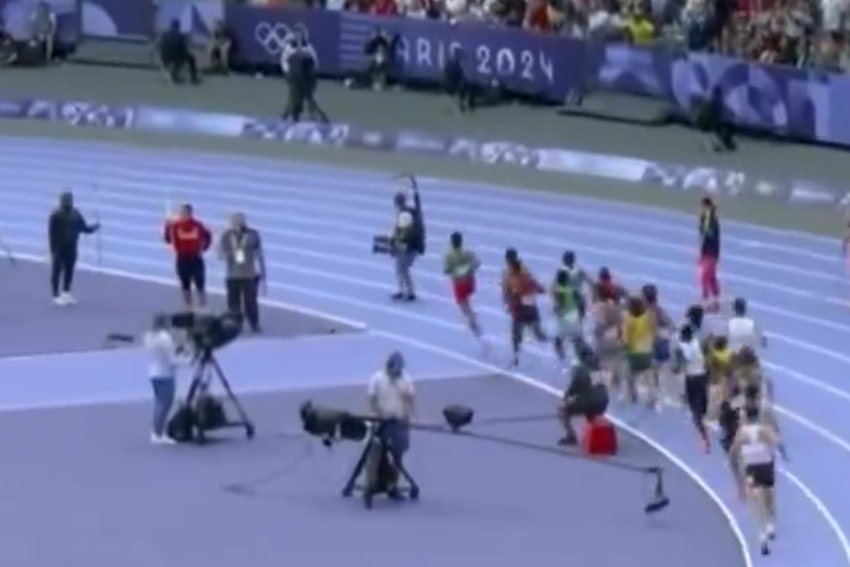 cameraman-walks-into-middle-of-olympic-race-nearly-crashes-into-runners-in-wild-video