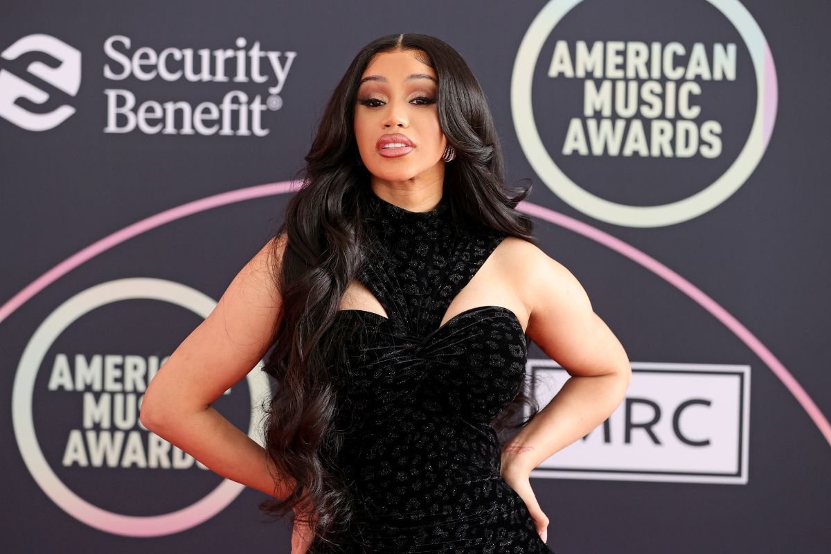 cardi-b-files-for-divorce-from-offset-announces-pregnancy