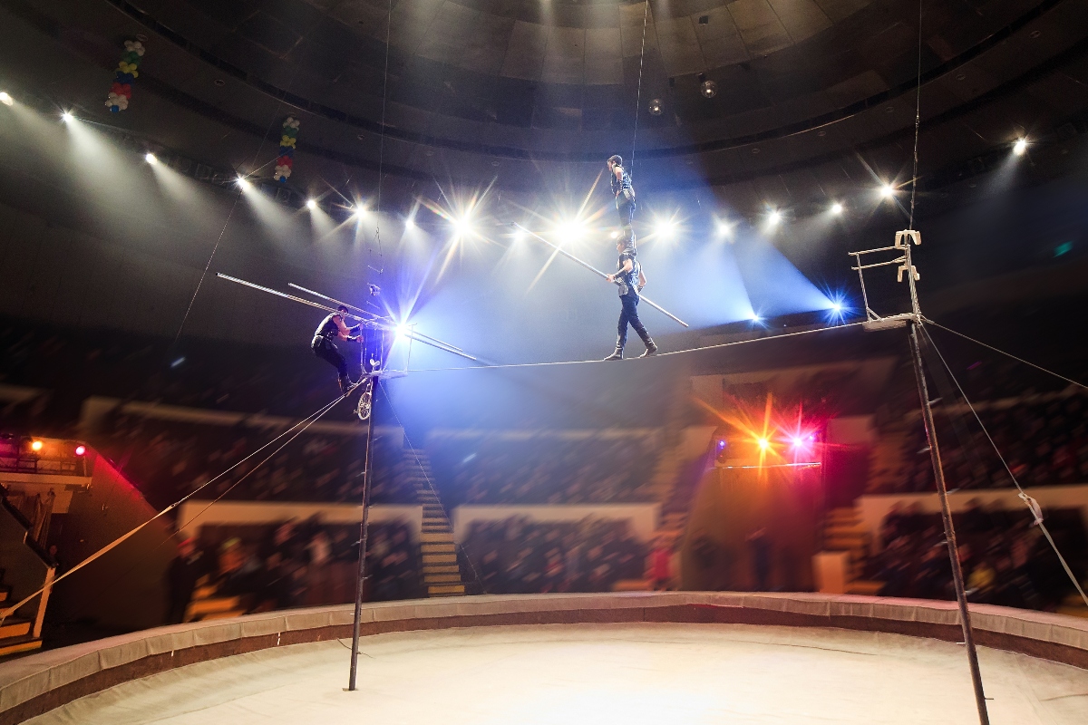 circus-performer-hospitalized-with-serious-injuries-after-falling-from-tight-rope-in-scary-video