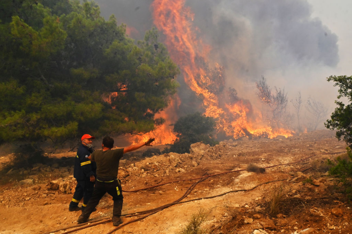 greek-wildfire-forces-residents-to-flee-from-flames-in-terrifying-video