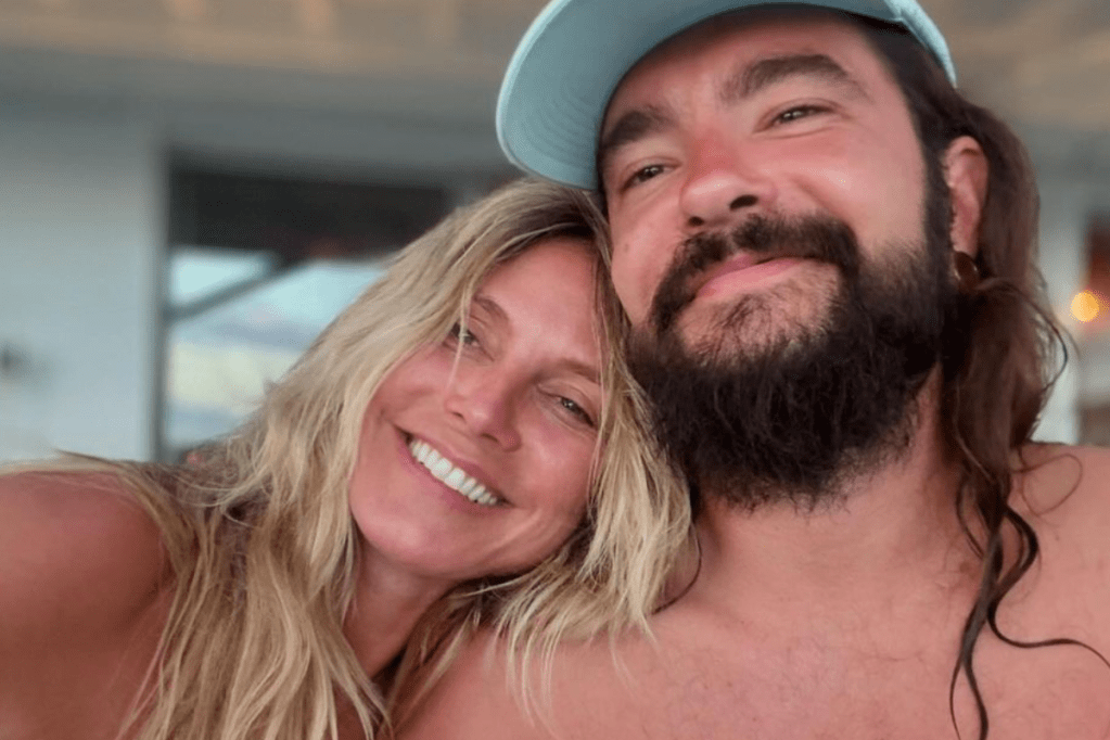 heidi-klum-goes-topless-in-steamy-beach-photos-with-husband-tom-kaulitz