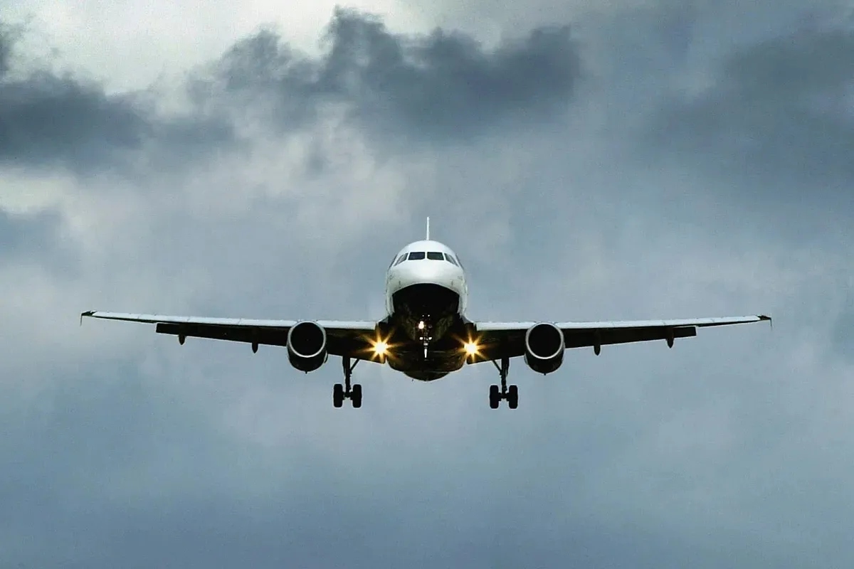 international-flight-forced-to-turn-around-after-being-struck-by-lightning-mid-air