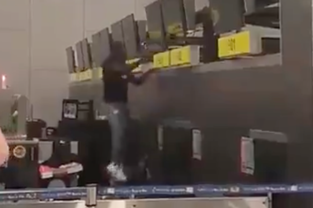 man-destroys-american-airlines-counter-with-hammer-after-buying-fake-ticket-by-scammer-watch